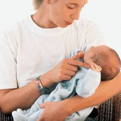 Как правильно держать новорожденного