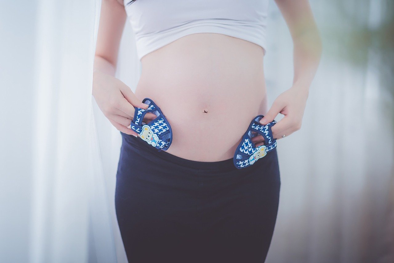 Первые признаки беременности на ранних сроках 1 неделя народные приметы