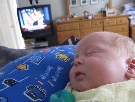 Можно ли новорожденному смотреть телевизор