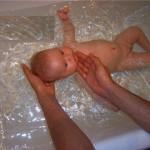 Купание ребенка в большой ванне