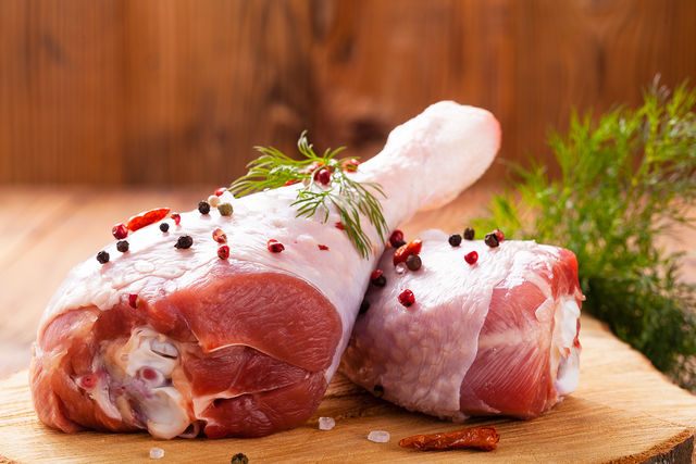Бедро и голень индейки считаются самым вкусным и нежным мясом, не уступающим по мягкости свинине