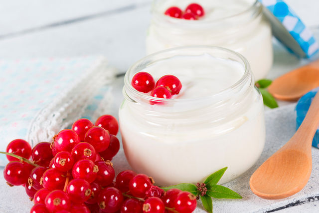 Сластенам можно смешать йогурт с вареньем, ягодами или сухофруктами