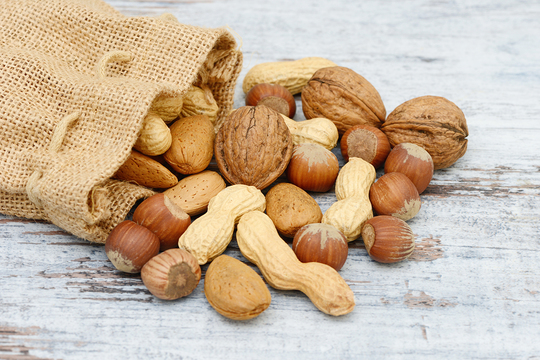 Также в орехах содержится масса растительного белка и антиоксидантов