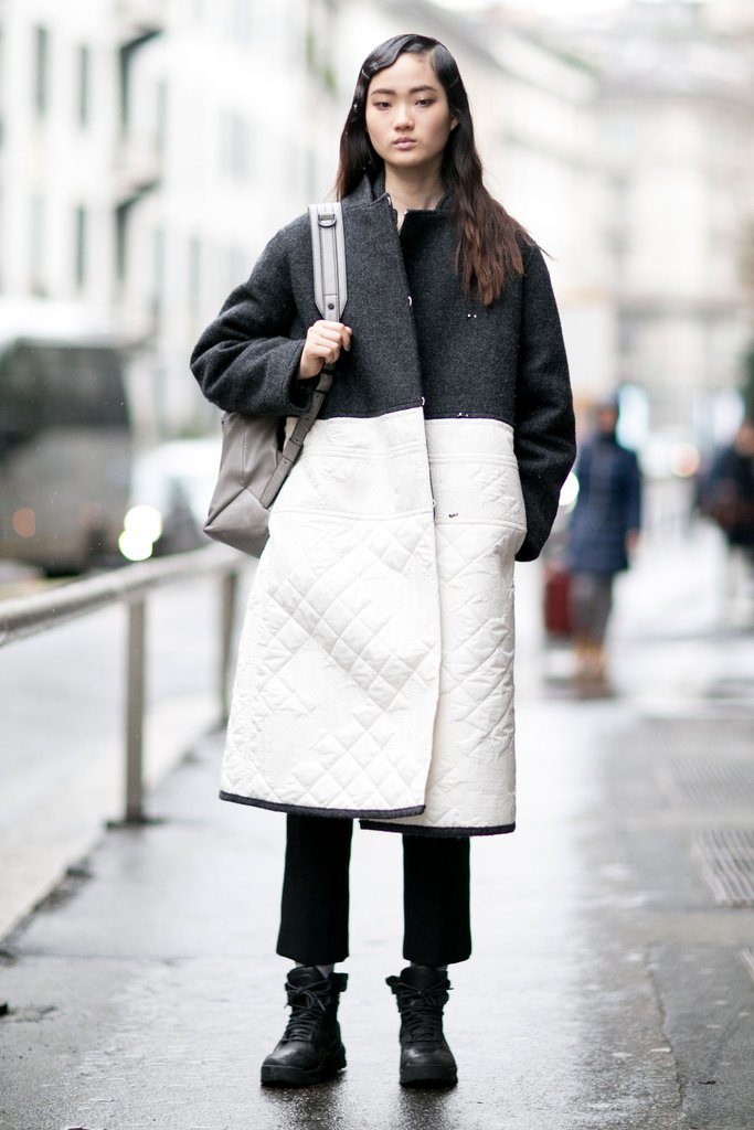 Сапоги со слегка обозначенным каблуком – стильный повседневный лук с короткими брюками и оригинальным пальто