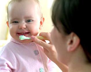 когда начинать чистить ребенку зубы