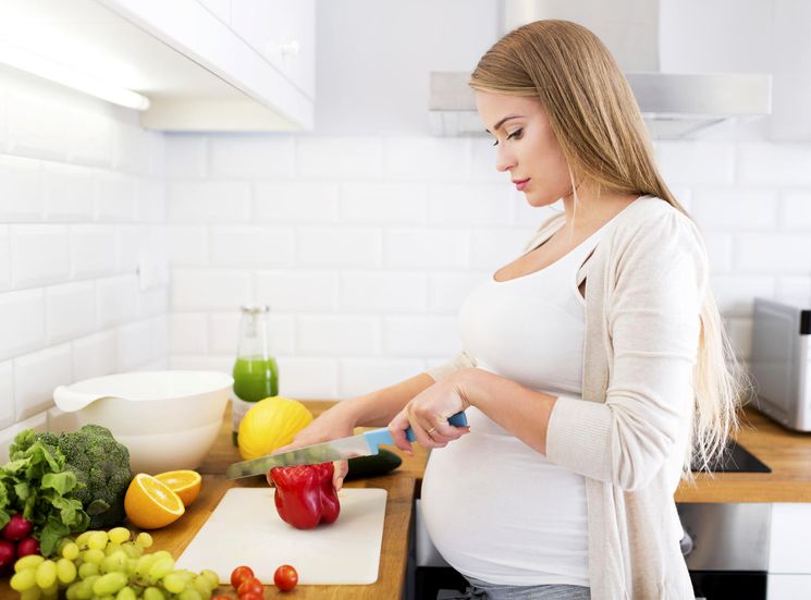 Кому и почему рекомендуют пить витамины для беременных