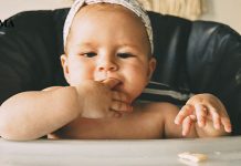 маленький ребенок кушает пальчиковую еду