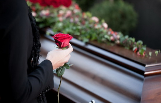 Часто встречающийся вопрос: можно ли беременным на похороны? Это суеверие или правда, что беременным нельзя на похороны